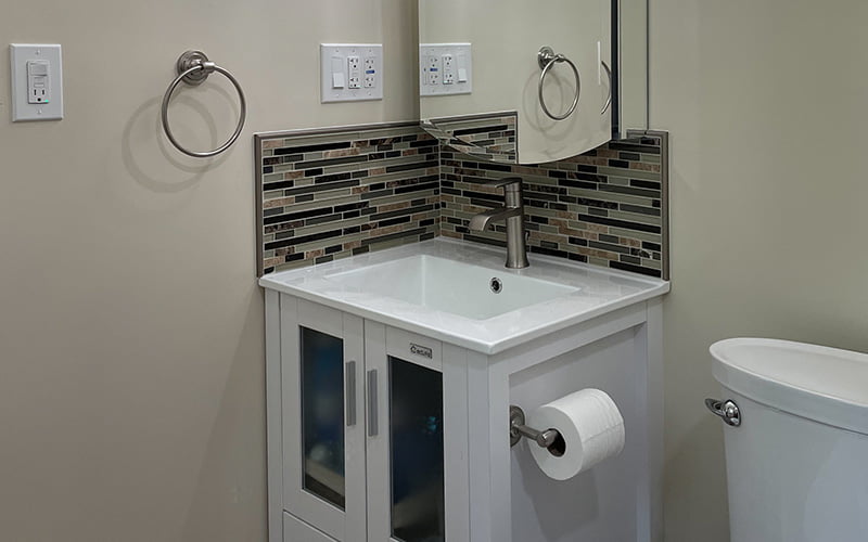 Practical modern bathroom